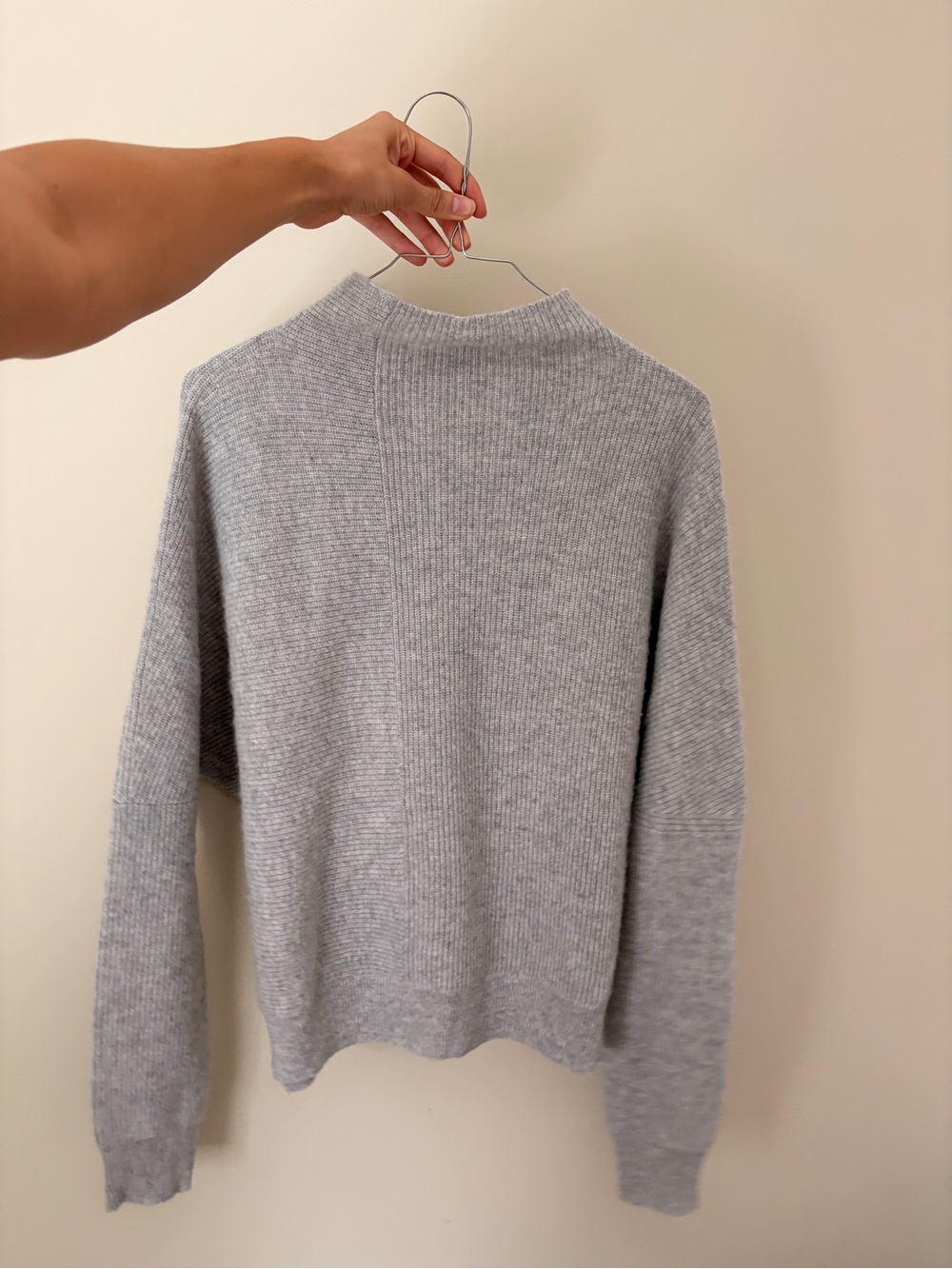 100% Cashmere Tahari Light Gray Ribbed Turtleneck Sweater - Picture 2 of 3